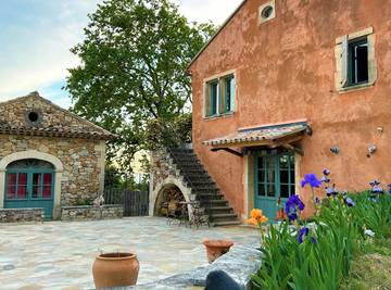 Gîte pour 20 personnes, avec piscine ainsi que balcon et jardin à Gigondas