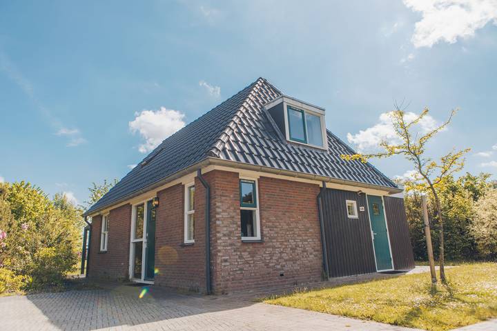 Ferienhaus für 4 Personen, mit Seeblick und Kinderpool sowie Balkon/Terrasse und Terrasse - 1