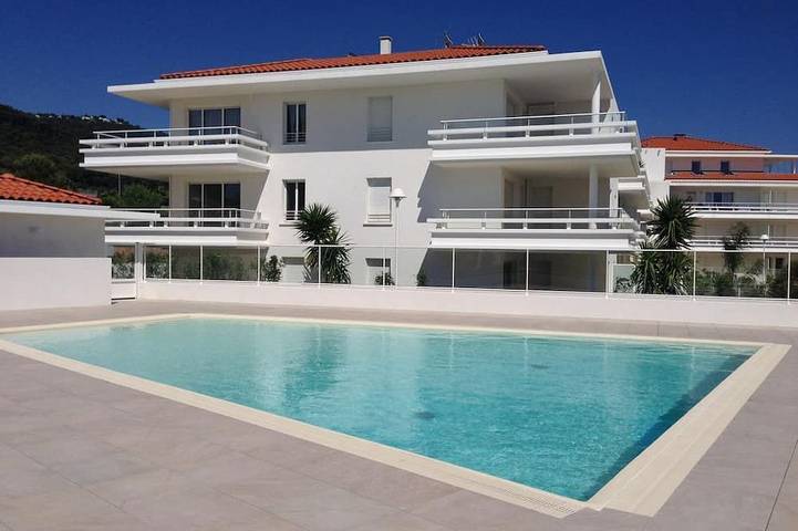 Gîte pour 4 personnes, avec jardin ainsi que piscine et balcon dans Port Des Salettes Carqueiranne