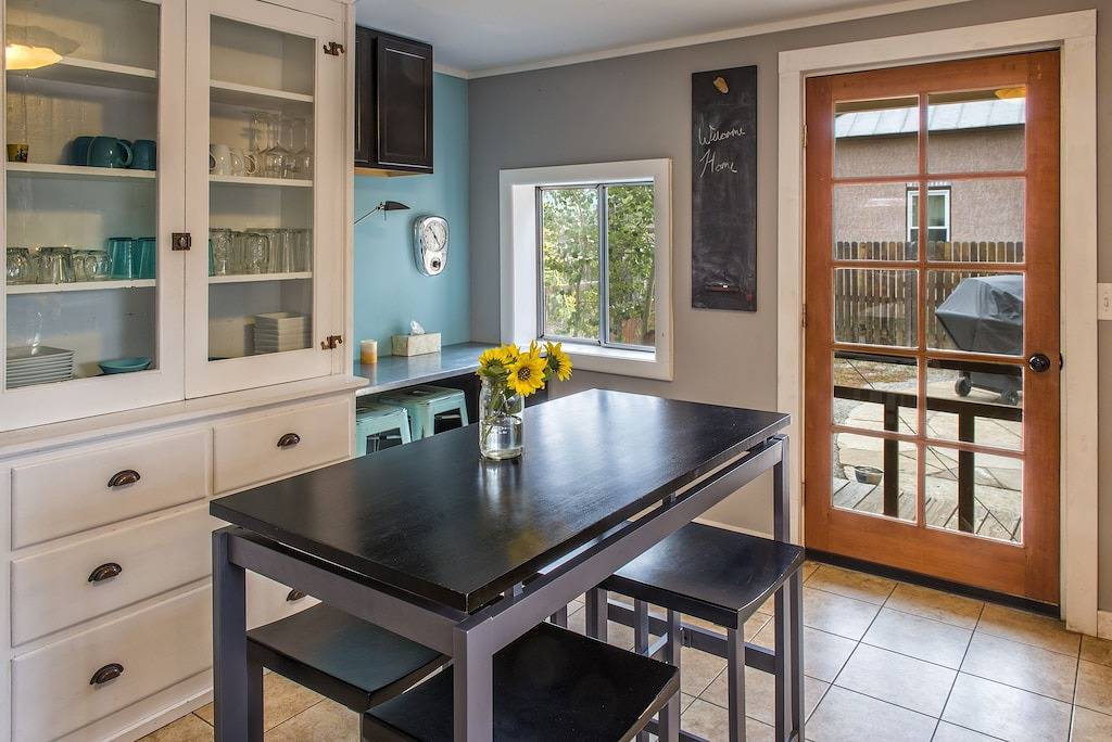 Entspannen Sie sich und sinken Sie zurück in den Whirlpool! Neues modernes Design, familien- und haustierfreundlich! in Salida, Chaffee County