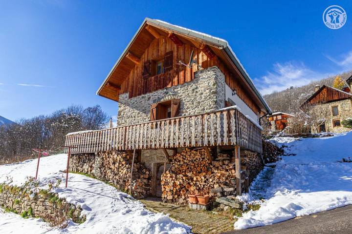 Gîte pour 4 personnes, avec Terrasse dans La Chambre
