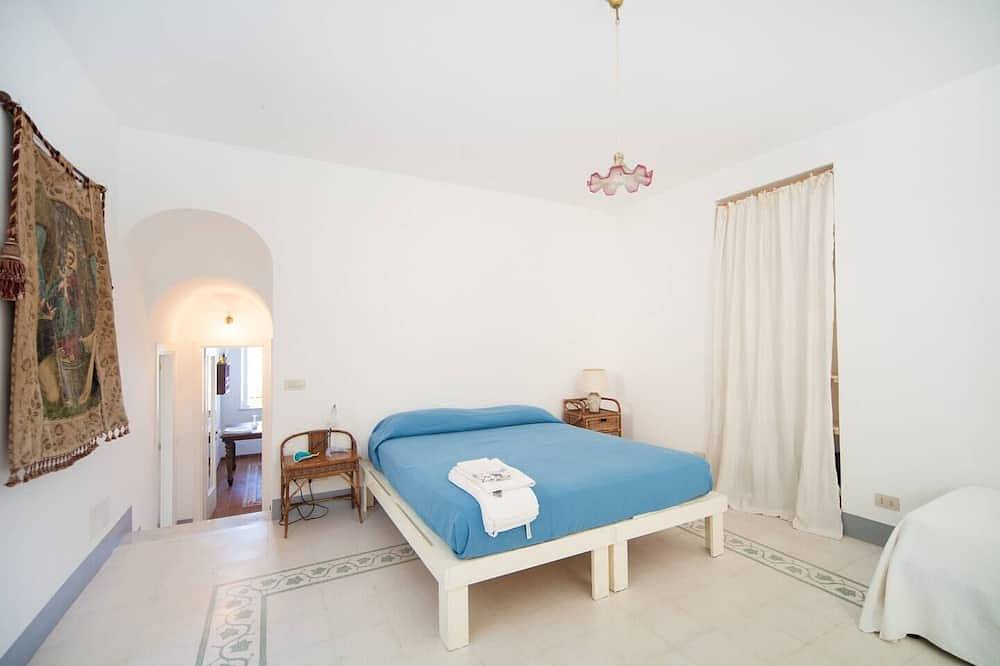 Cesina Home | Apartment in Historic Villa with Panoramic Terrace in Capri, Neapel Provinz