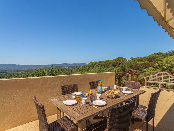 Location de vacances pour 6 personnes, avec Balcon ainsi que Terrasse et Vue à Grimaud