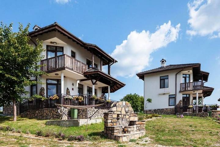 Albergue para 14 personas, con Balcón y Terraza además de Jardín y Piscina en Bulgaria