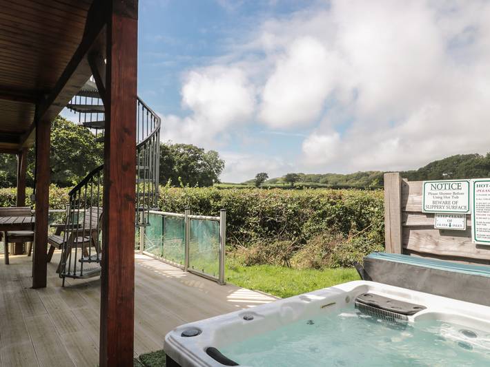 Cottage for 7 people, with garden and hot tub, with pets in Dorset