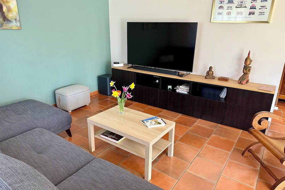 Air-Conditioned House with Private Garden in Le Thor, pets are welcome. in Le Thor, Vaucluse