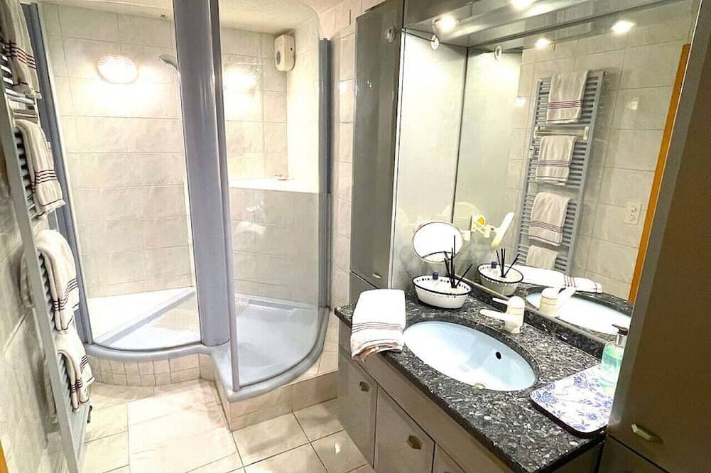 Geheel appartement, Concierge, Lake Thun/Alps Scenic Views by Swisshut in Sigriswil, Meer van Thun