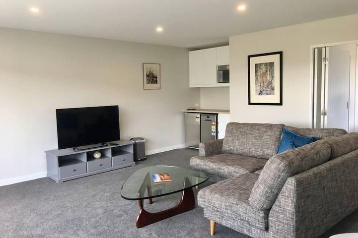 Location de vacances pour 2 personnes, avec jardin et piscine ainsi que terrasse et jacuzzi à Wanaka - 3