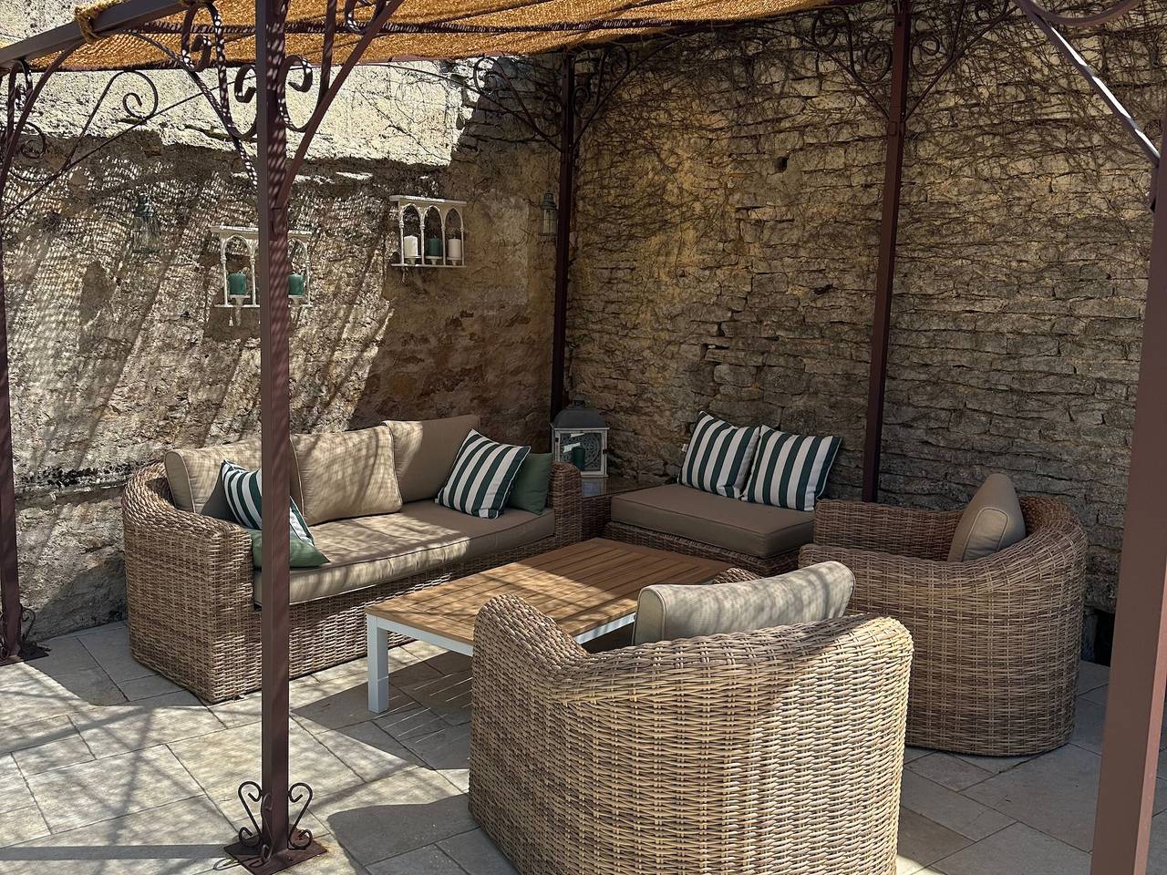 Gemütliche Wohnung mit beheiztem Pool und privatem Garten in Côte-d'Or in Laignes, Montbard und Umgebung