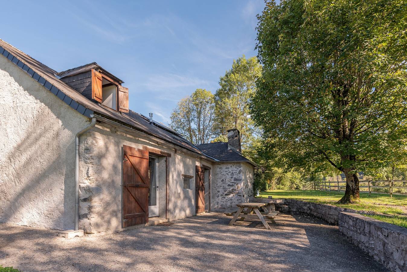 Gîte dans une charmante bergerie, immense terrain privé au cœur des Pyrénées in Castet, Béarn