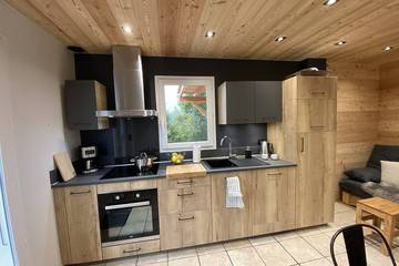 Gîte pour 4 personnes, avec terrasse ainsi que piscine et jardin à Montclar