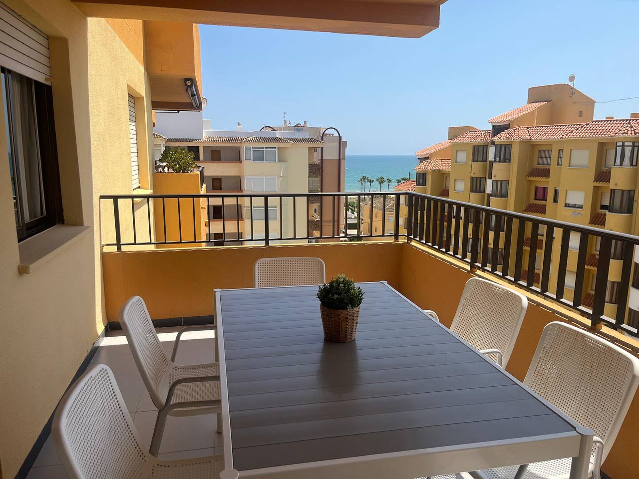 Apartamento entero, Apartamento en 7ª planta con amplia terraza y cercanía a la playa en Playa de Xeraco in Playa Xeraco, Jaraco