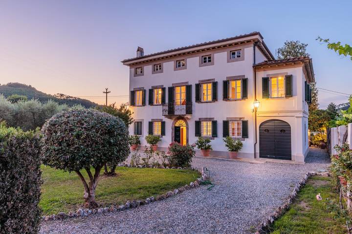 Villa per 10 persone, con Balcone e Terrazza nonché Giardino a Capannori