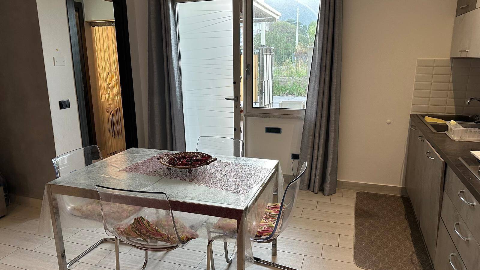 Apartamento entero, Apartamento 'Lido Azzurro Sea Terra' con vistas a la montaña, Wi-Fi y aire acondicionado in Villagrazia di Carini, Carini