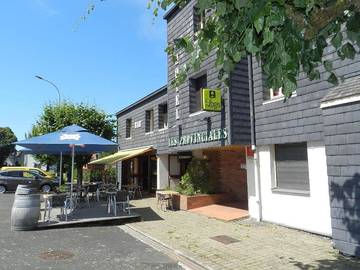 Hôtel pour 3 personnes, avec piscine ainsi que terrasse et jardin, animaux acceptés à Arpajon-sur-Cère