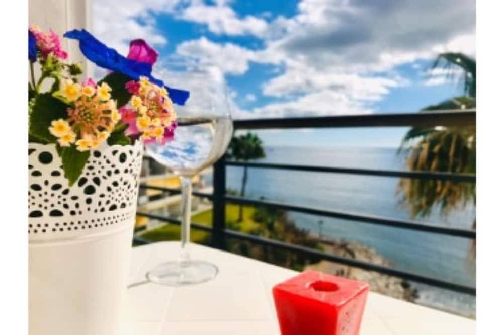 Entire apartment, Carihuela Beach, Castillo De Santa Clara, wifi, swimming pool in Playa El Bajondillo, Torremolinos