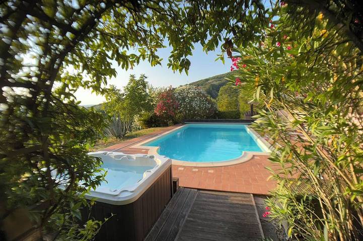 Ferienhaus für 8 Personen, mit Balkon und Whirlpool sowie Garten und Sauna