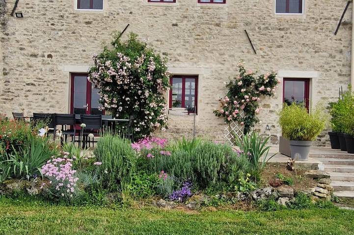 Gîte pour 9 personnes, avec Jacuzzi ainsi que Terrasse et Jardin à Montillot
