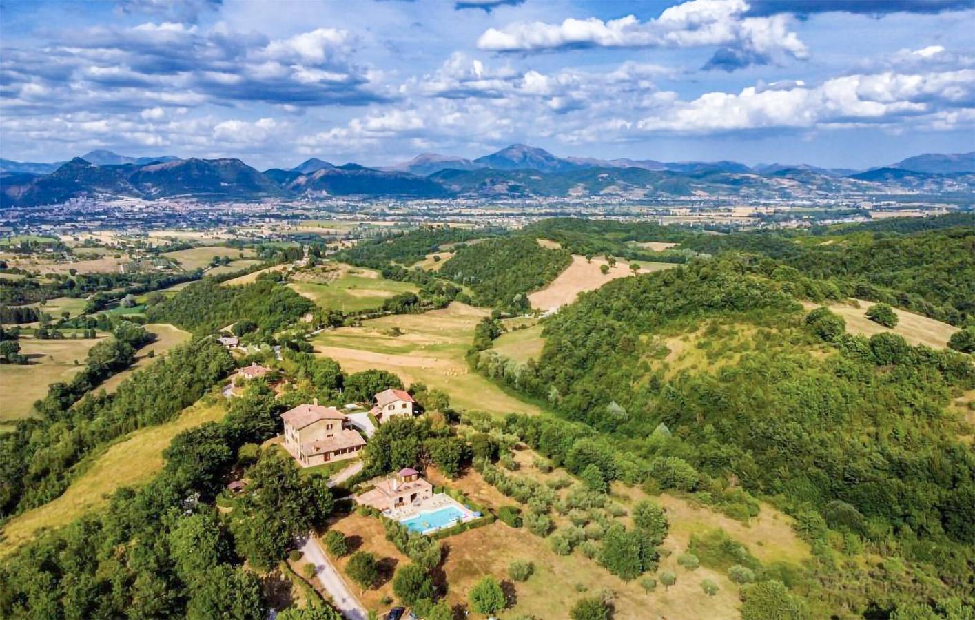 Appartamento intero, Appartamento moderno con aria condizionata, parcheggio, cucina, piscina e WiFi in Gubbio, Umbria