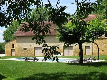 Gîte pour 12 personnes, avec terrasse ainsi que jardin et piscine à Milhac