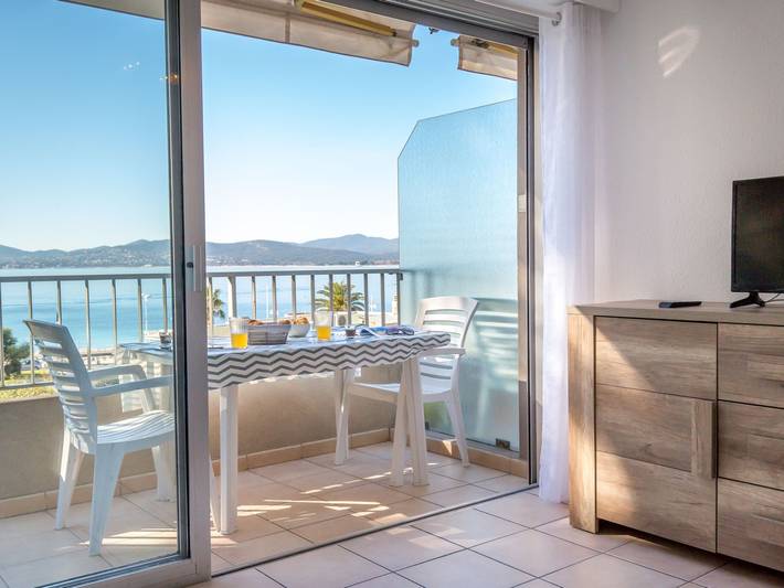 Gîte pour 4 personnes, avec balcon dans Plage Veillat Saint Raphael - 2