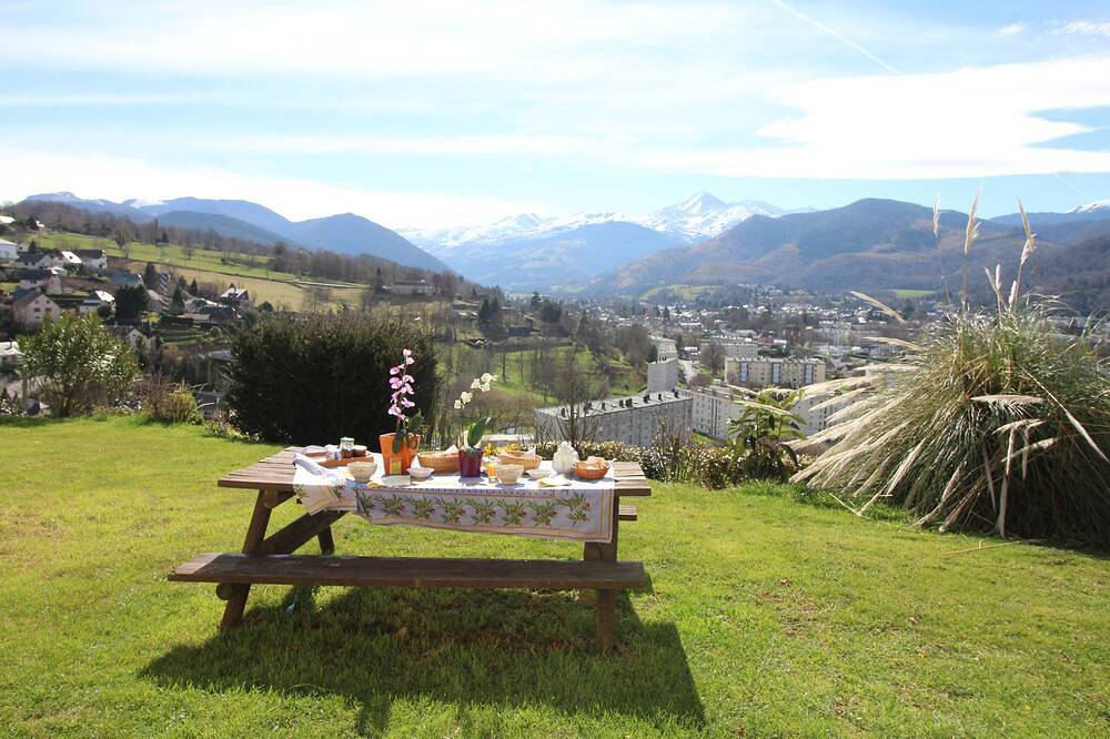 Krys chambre vue sur les pyrenees et le pis du midi in Bagnères-de-Bigorre, Hautes-Pyrénées