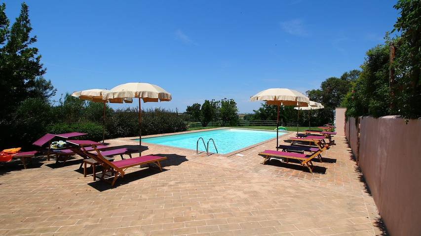 Agriturismo per 4 persone, con piscina e giardino nonché terrazza, con animali domestici in Montalto di Castro