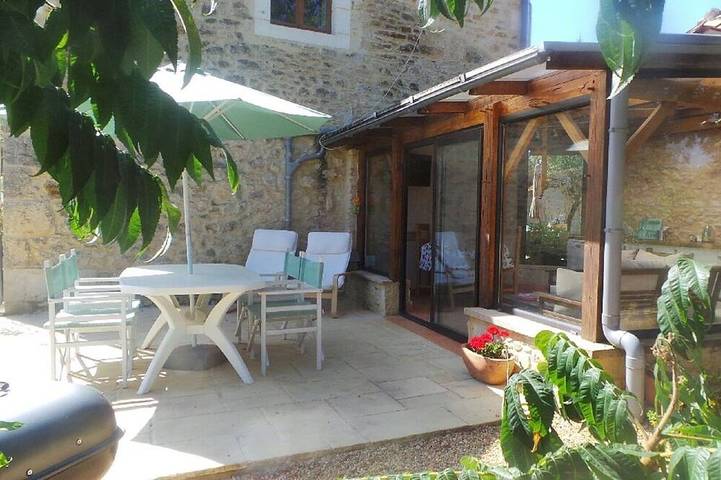 Gîte pour 5 personnes, avec piscine et jacuzzi ainsi que terrasse et jardin à Varaignes