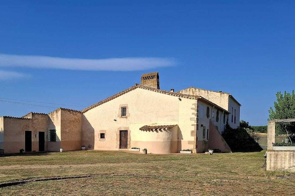 Historic finca/Pyrenees/Mountains/Sea/Spain for groups of up to 10 people in Sils, Provincia de Gerona