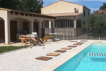 Gîte pour 10 personnes, avec jardin et terrasse, animaux acceptés à Aubord