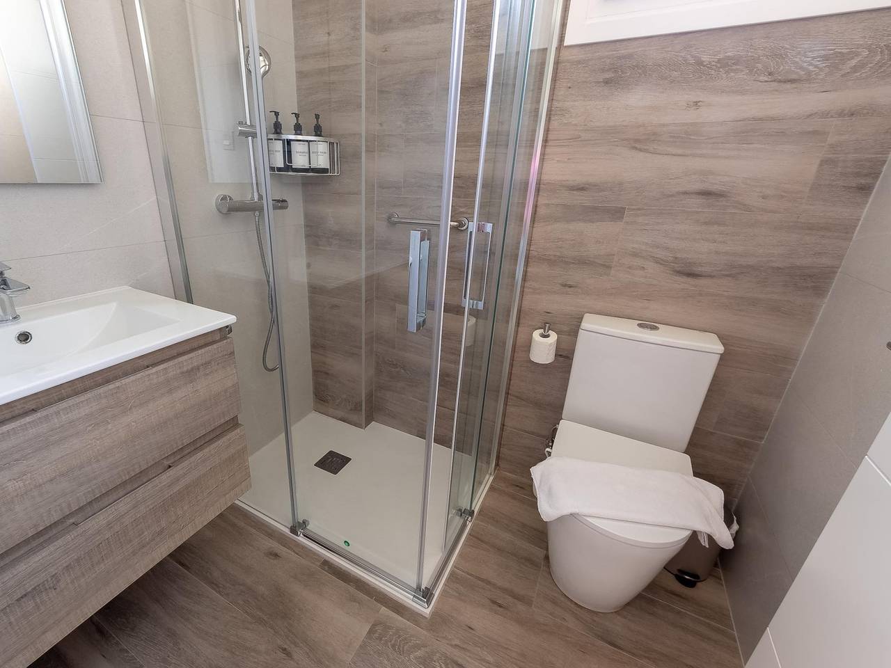 Entire holiday apartment, Hospital Cruces Metro Bec in Barakaldo, Bizkaia