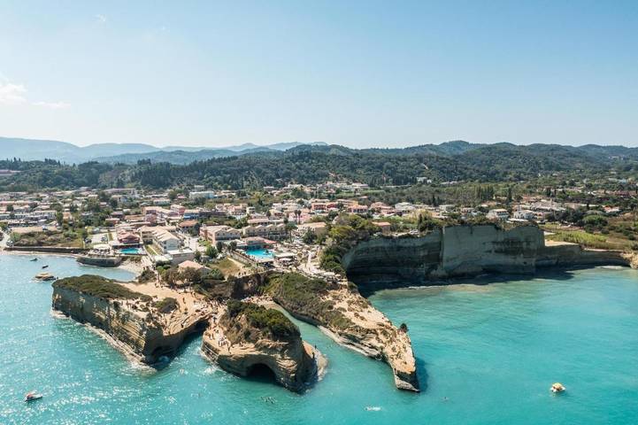 Hôtel pour 3 personnes, avec jardin et piscine ainsi que bassin pour enfant et vue, animaux acceptés