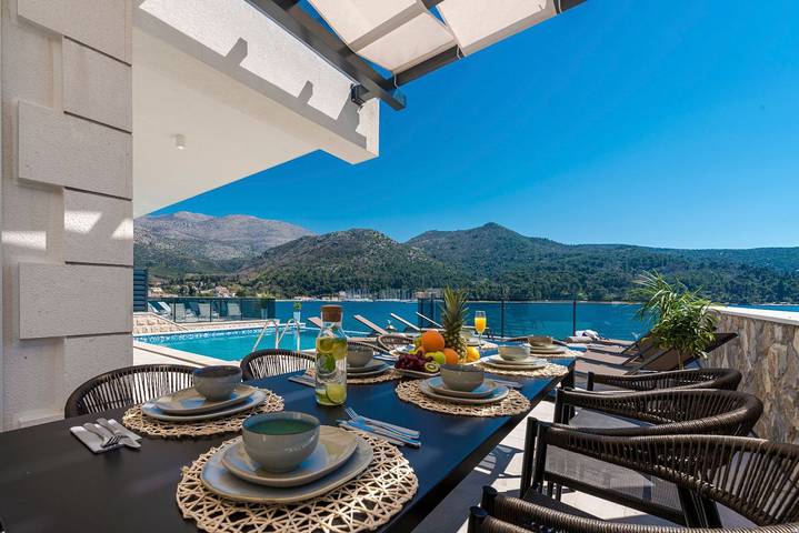Villa pour 12 personnes, avec Terrasse ainsi que Piscine et Vue à Slano