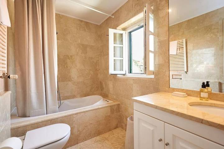 Casa rural para 11 personas, con piscina además de jardín y terraza, Se admiten mascotas en Estoril - 2