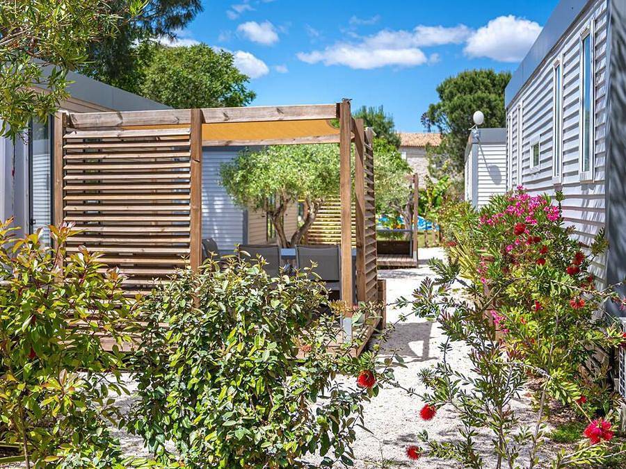 Flower Camping Le Mas de Mourgues - Tienda de lona y madera 5 personas - Safari Lodge 37 m2 in Vauvert, Region de Nimes