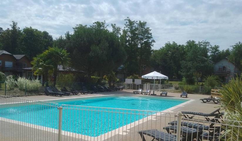 Gîte pour 6 personnes, avec Balcon ainsi que Terrasse et Piscine à Chaveignes