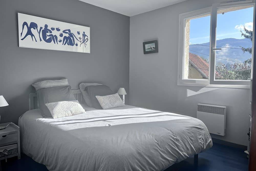 House located between the Chartreuse Natural Park and Lake Aiguebelette in Lépin-le-Lac, Chambéry region