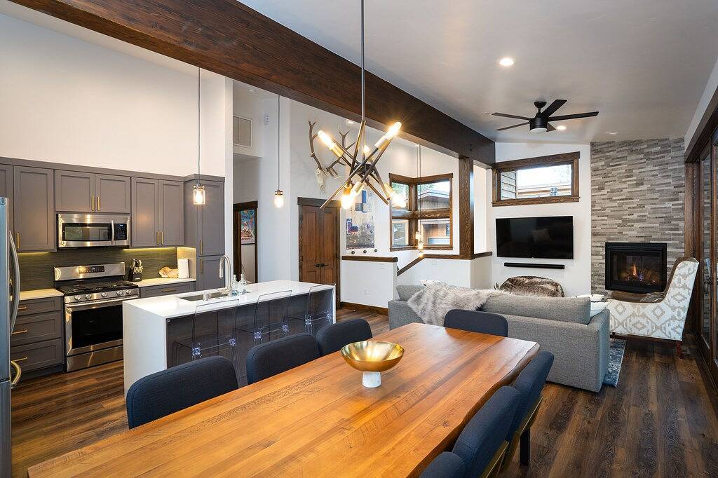 Stylish Luxury Townhouse - Walk to Downtown, A/C! in Truckee, Nevada County