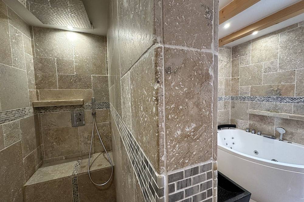 Maison 3 chambres avec terrasse grand jardin et piscines 6 personnes in Pernes-les-Fontaines, Vaucluse