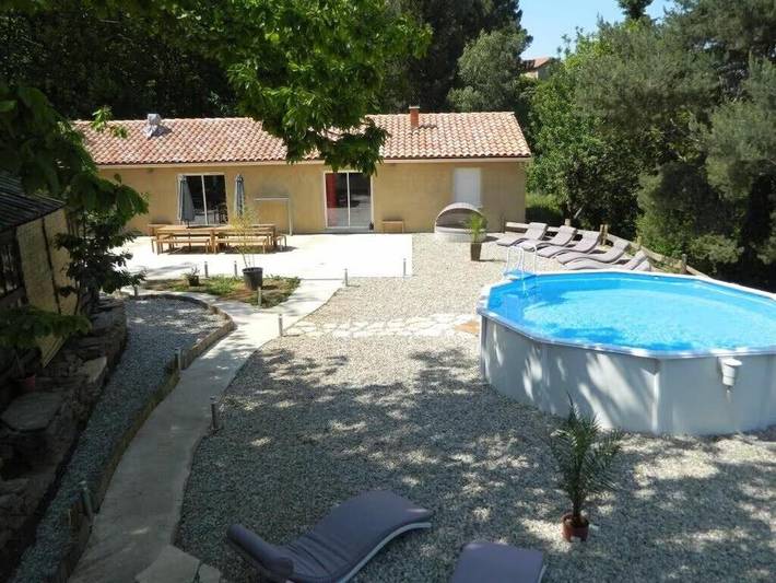 Location de vacances pour 12 personnes, avec terrasse ainsi que piscine et vue à Branoux-les-Taillades