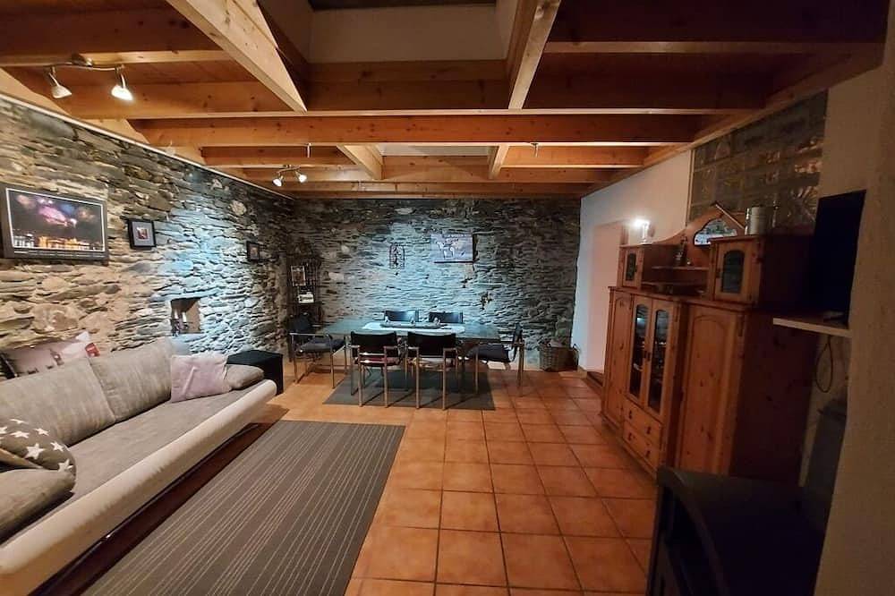 Ganze Wohnung, Fewo in Brauneberg mit 2 Sz, großem Schiefer-Wohnraum, grünem Innenhof,  Mosel in Brauneberg, Bernkastel-Kues & Umgebung