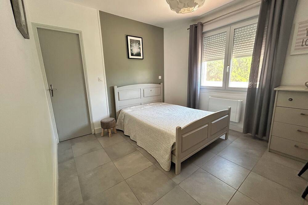 Apartamento entero, 40 m2 apartment with small terrace and parking space in Montfaucon, Region de Nimes