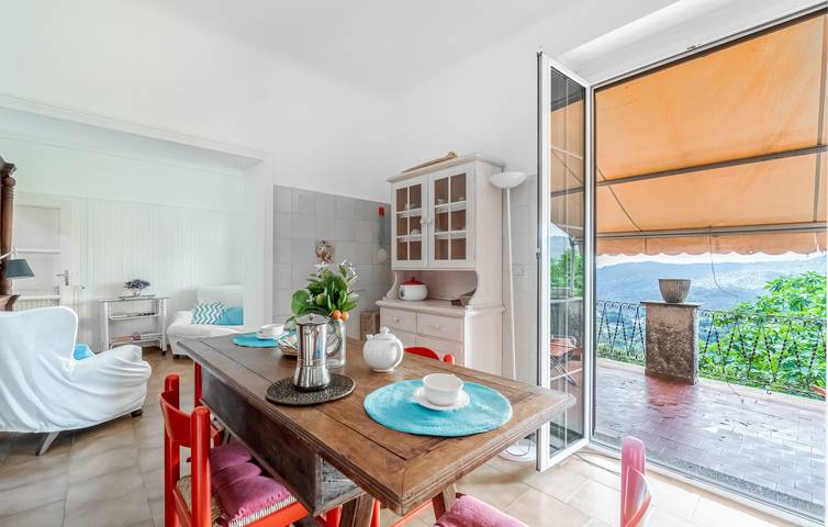 Modern Apartment with Terrace, Parking, TV near Locanda Agrogallo in Castello (Carro), Carro (Liguria)