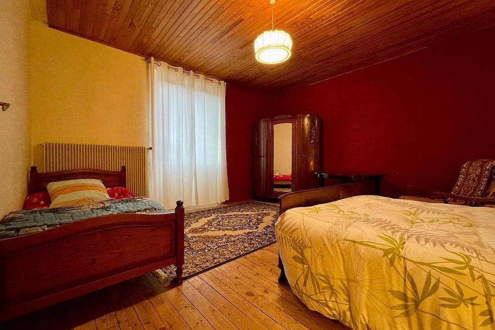 Gîte familial paisible, proche Gorges de la Loire, avec cour fermée, 3 chambres, équipements bébé in Solignac-sur-Loire, Haute-Loire