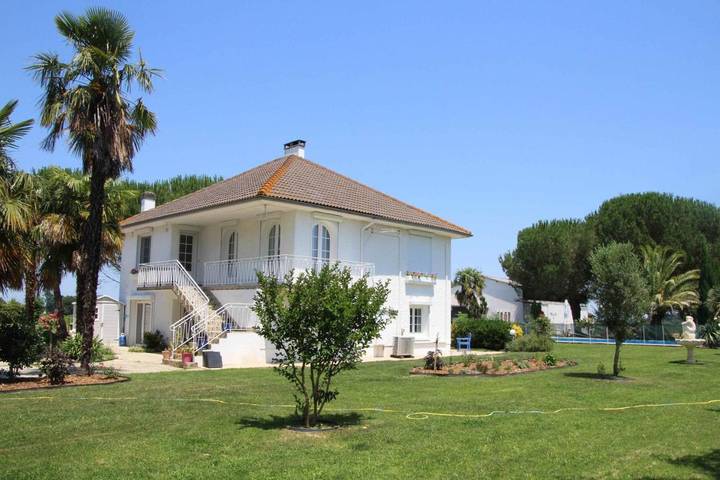 Location de vacances pour 6 personnes, avec Balcon et Terrasse ainsi que Jardin et Piscine dans Claracq