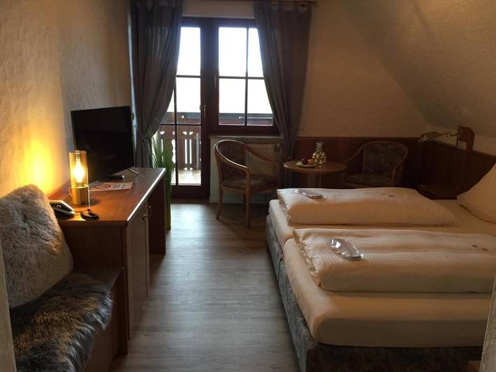Hotel für 3 Personen, mit Balkon und Terrasse sowie Garten und Seeblick in Hohenlohe