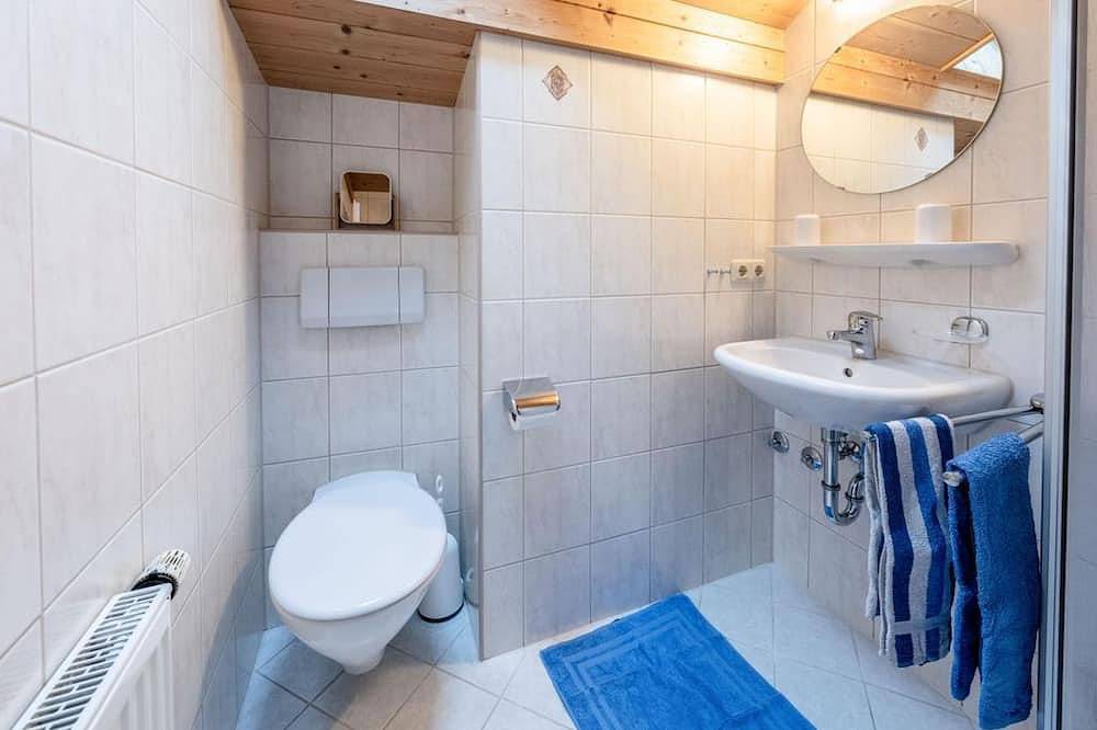 \"Enzian\" - Ferienwohnung/Wohn-Schlafraum/Dusche,Wc - Braun, Landhaus in Mittenwald, Bayerische Alpen
