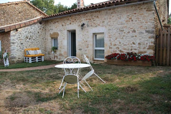 Location de vacances pour 2 personnes, avec terrasse et jardin à Lussas-et-Nontronneau