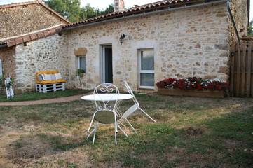 Location de vacances pour 2 personnes, avec terrasse et jardin à Lussas-et-Nontronneau