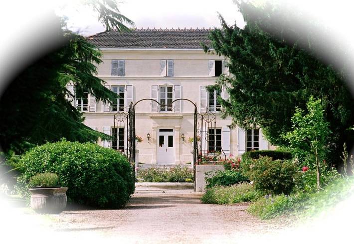 Maison d’hôte pour 3 personnes, avec piscine ainsi que vue et jardin à Mesnac